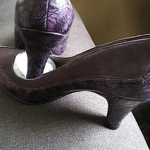 Purple suede heels 👠